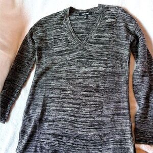 Ellen Tracy sweater in black and white never worn size small